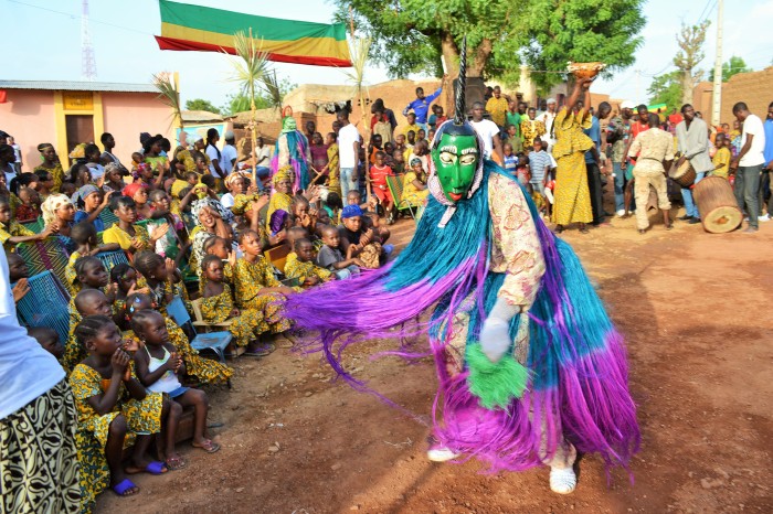Danse de masque à la cérémonie culturelle à Lassa 